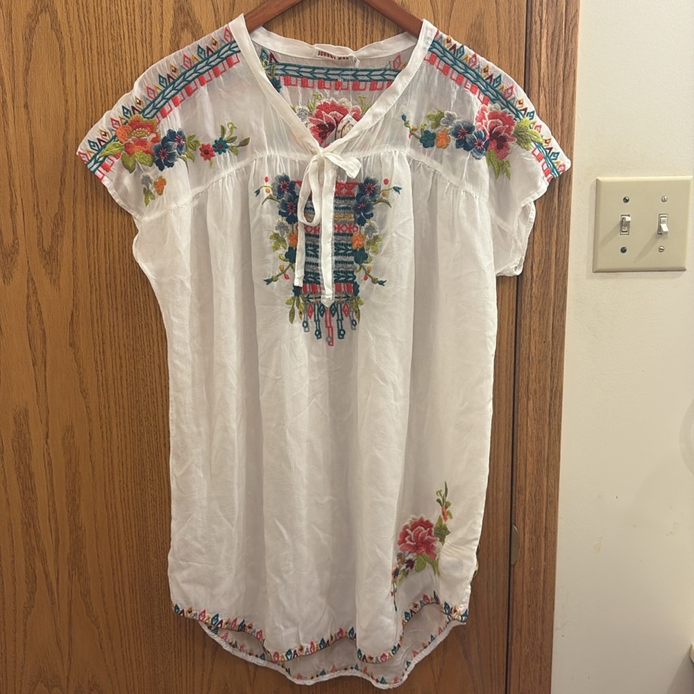NWT Johnny Was Women's White Embroidered Floral Short Sleeve Tie Up Blouse
